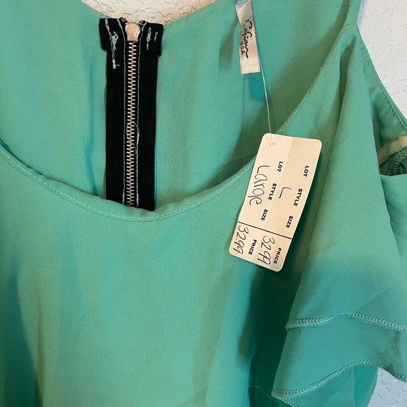 NWT mint green ruffled crop top - Picture 2 of 3